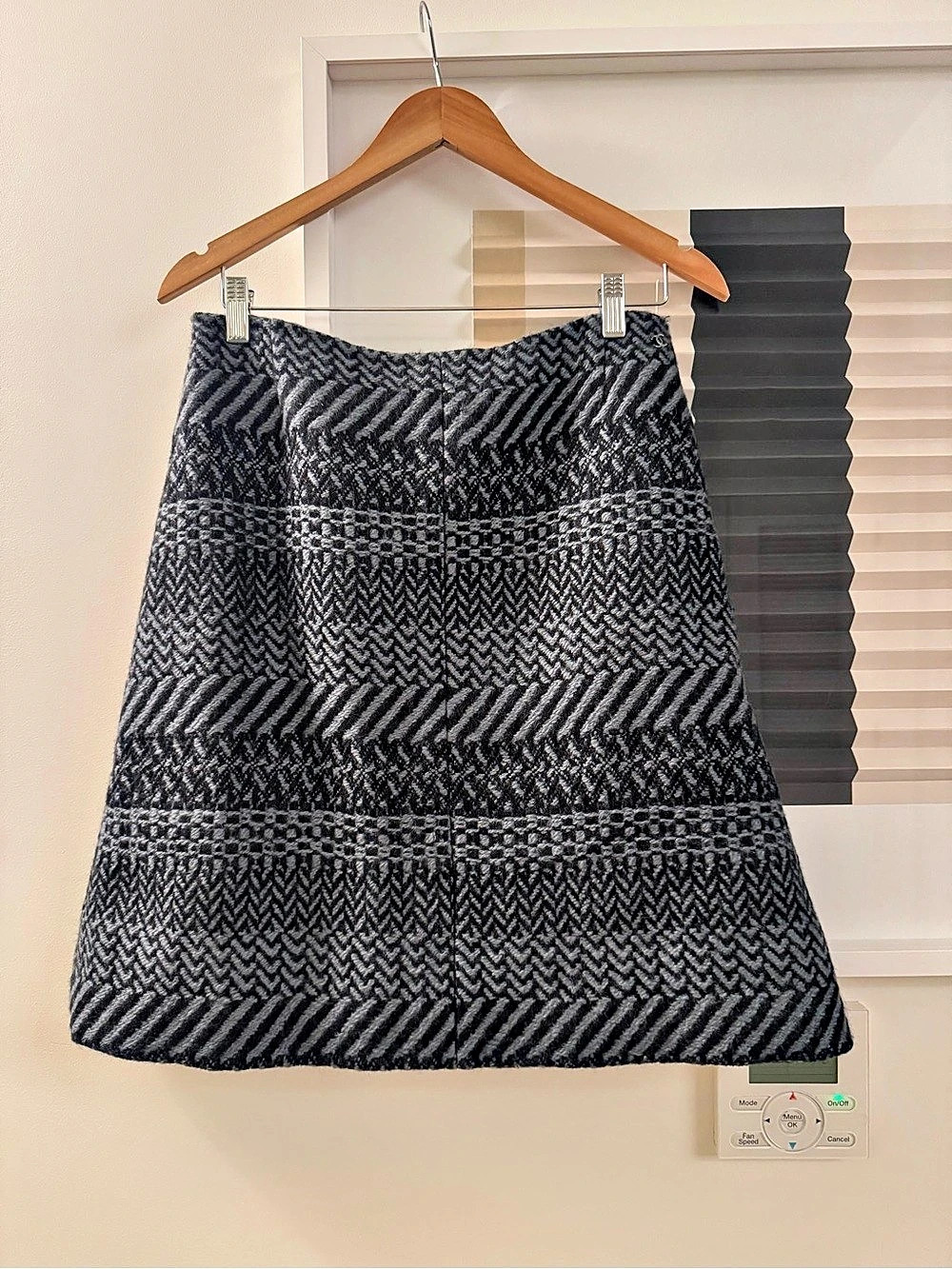 vintage Fall 2000 Chanel chevron pattern knit wool skirt size 38
